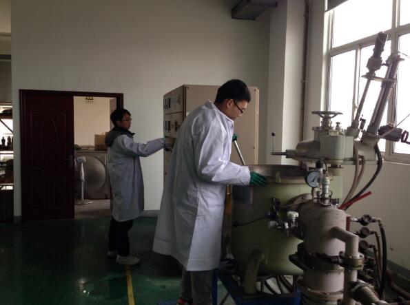 2018年7月，武漢南瑞技術(shù)人員夏兆輝正在操作真空熔煉爐，進(jìn)行納米碳合金材料的熔煉